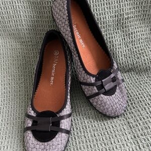bernie mev. Women's Woven Black and Silver Gray Loafers